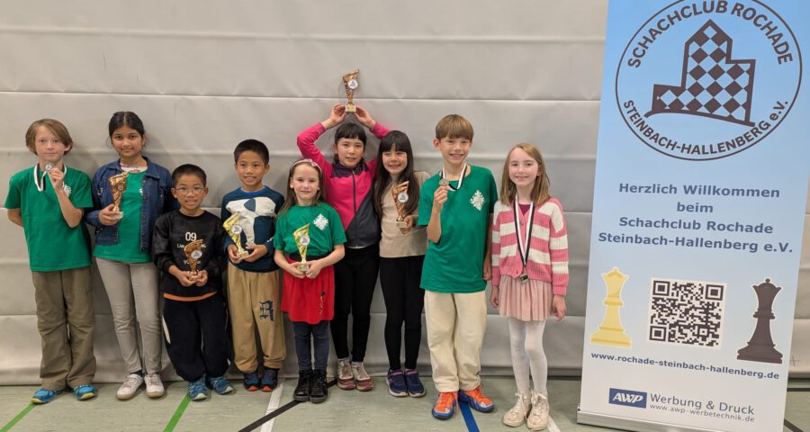Nachwuchs des Ilmenauer Schachvereins mit Pokalen und Medaillen beim 10. Hallenburg-Cup 2026 in Steinbach-Hallenberg